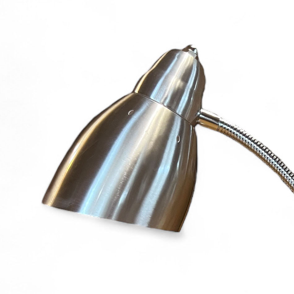 L'abat-jour métallique réduit le champ électrique autour de l'ampoule.